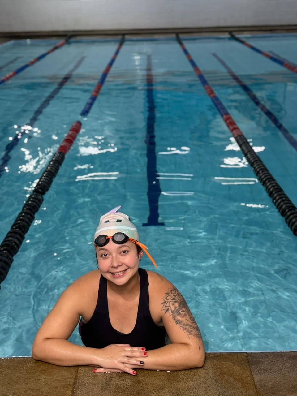 Carina Maria dentro da piscina em postura acolhedora